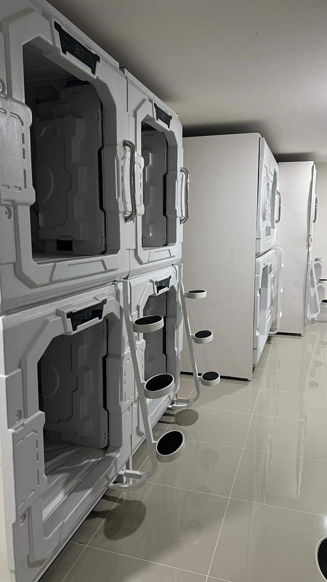 Kiwi Capsule Hotel Bangkok Eksteriør billede