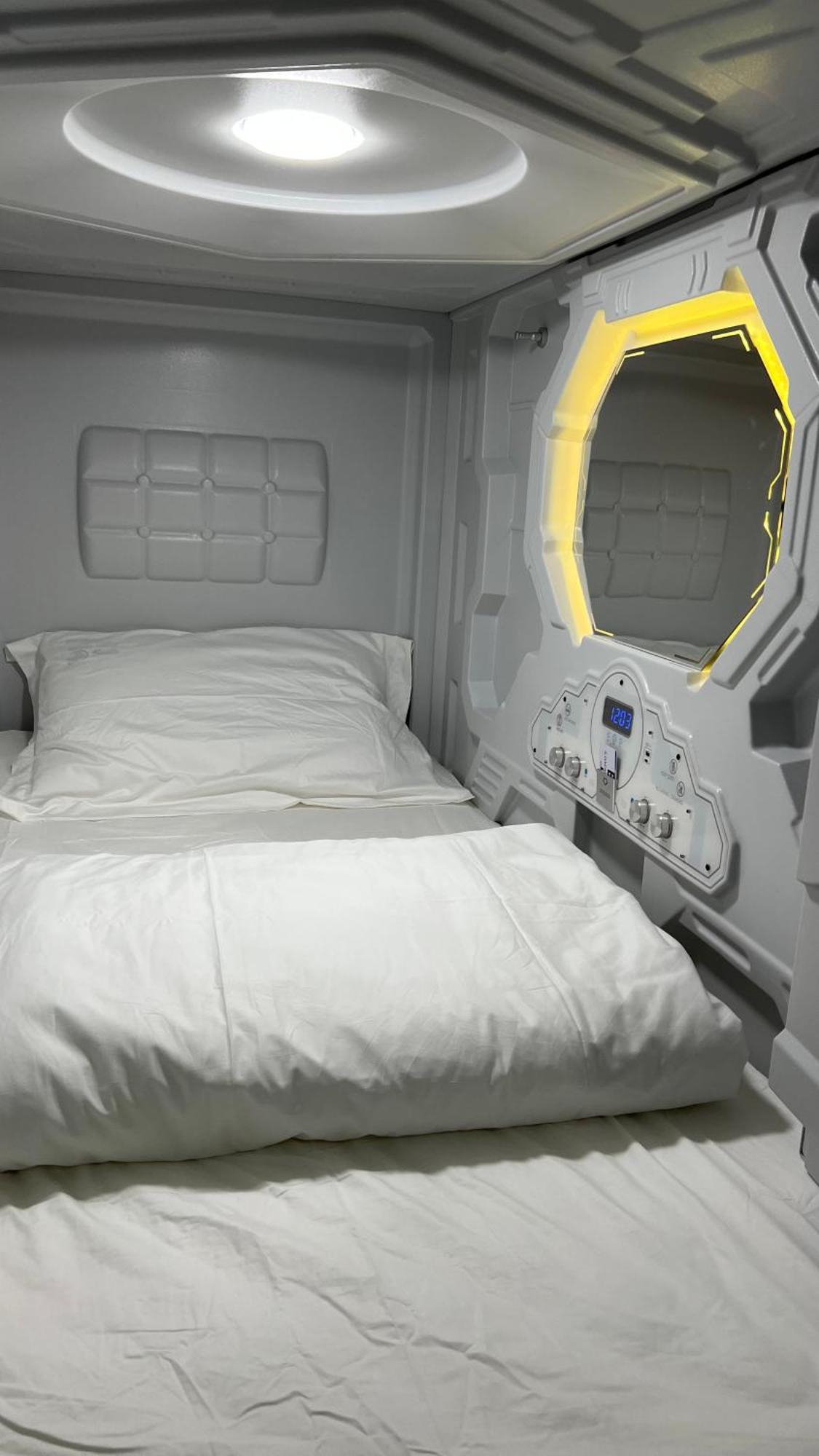 Kiwi Capsule Hotel Bangkok Eksteriør billede
