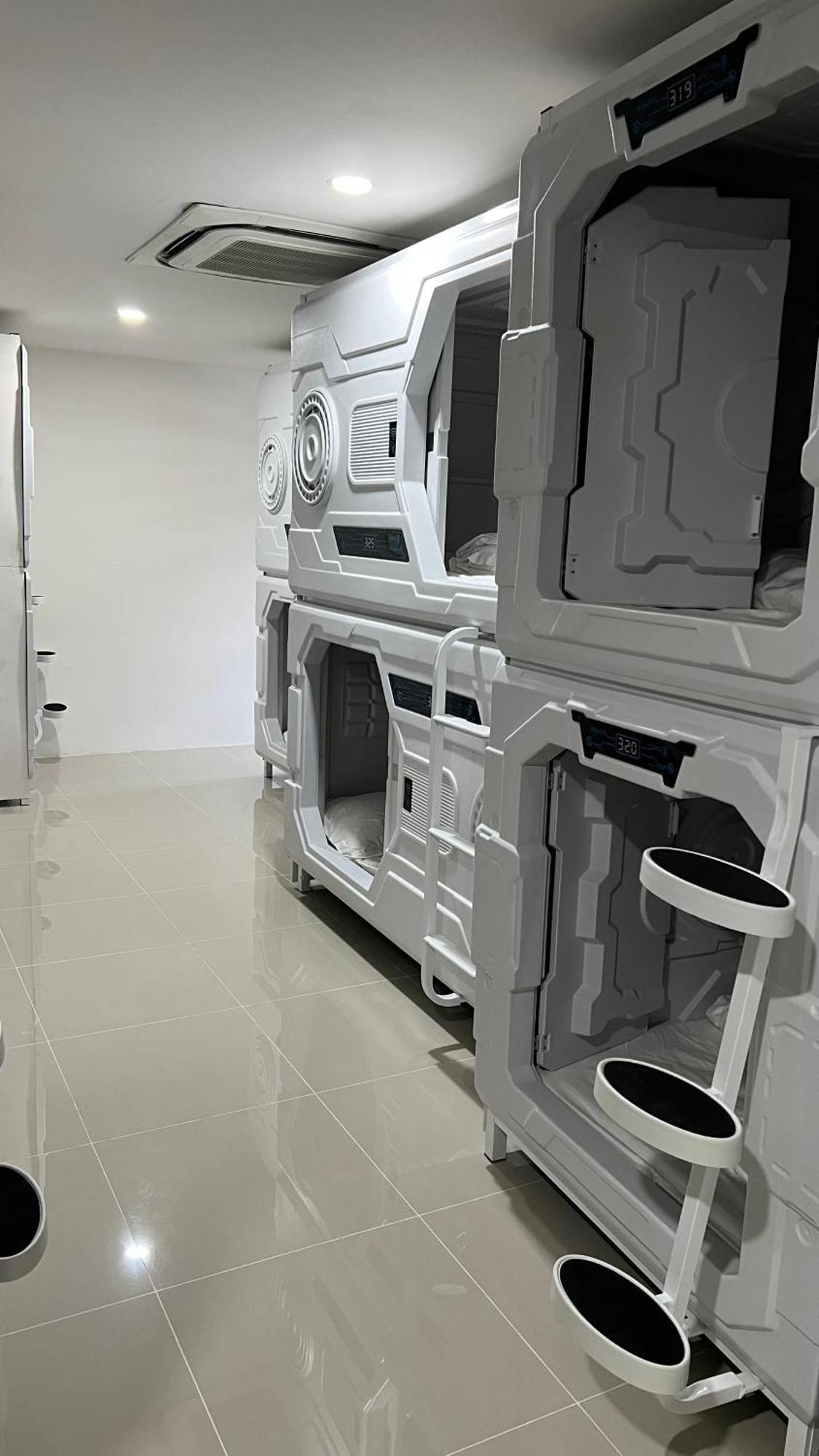 Kiwi Capsule Hotel Bangkok Eksteriør billede