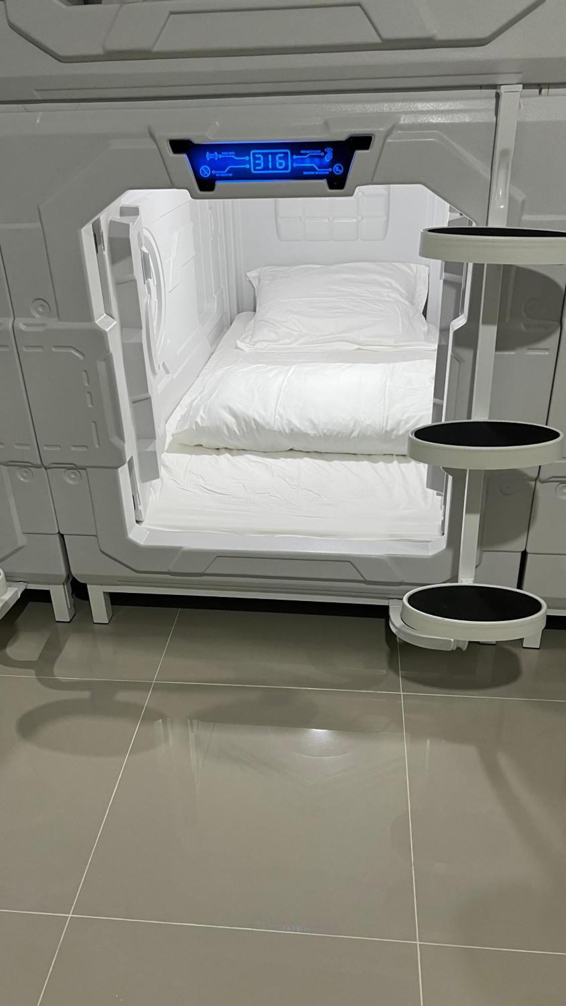Kiwi Capsule Hotel Bangkok Eksteriør billede