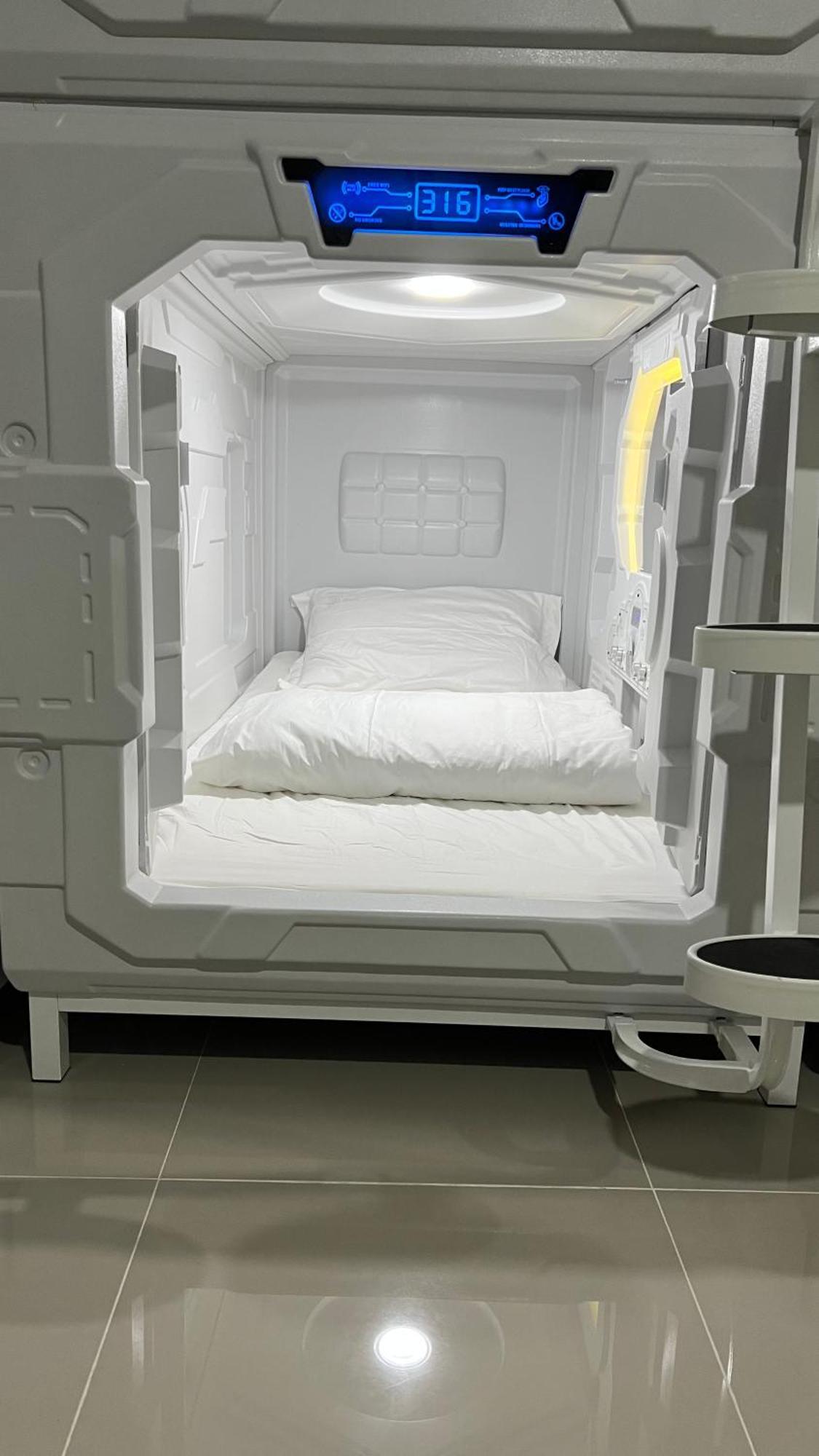 Kiwi Capsule Hotel Bangkok Eksteriør billede