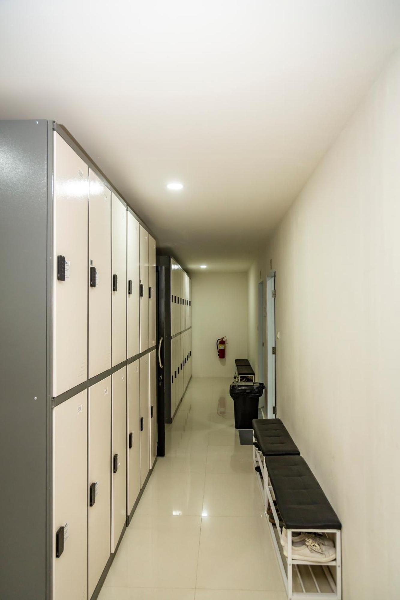 Kiwi Capsule Hotel Bangkok Eksteriør billede