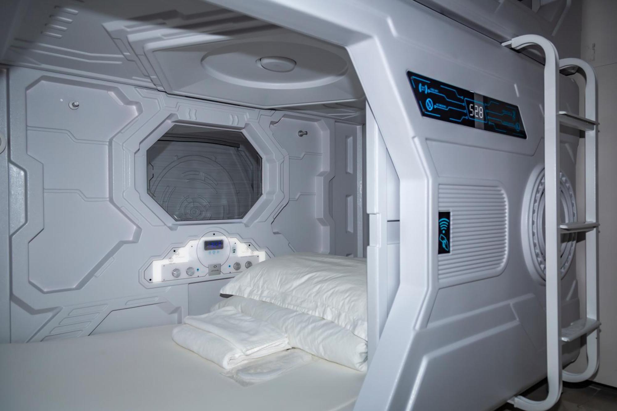 Kiwi Capsule Hotel Bangkok Eksteriør billede