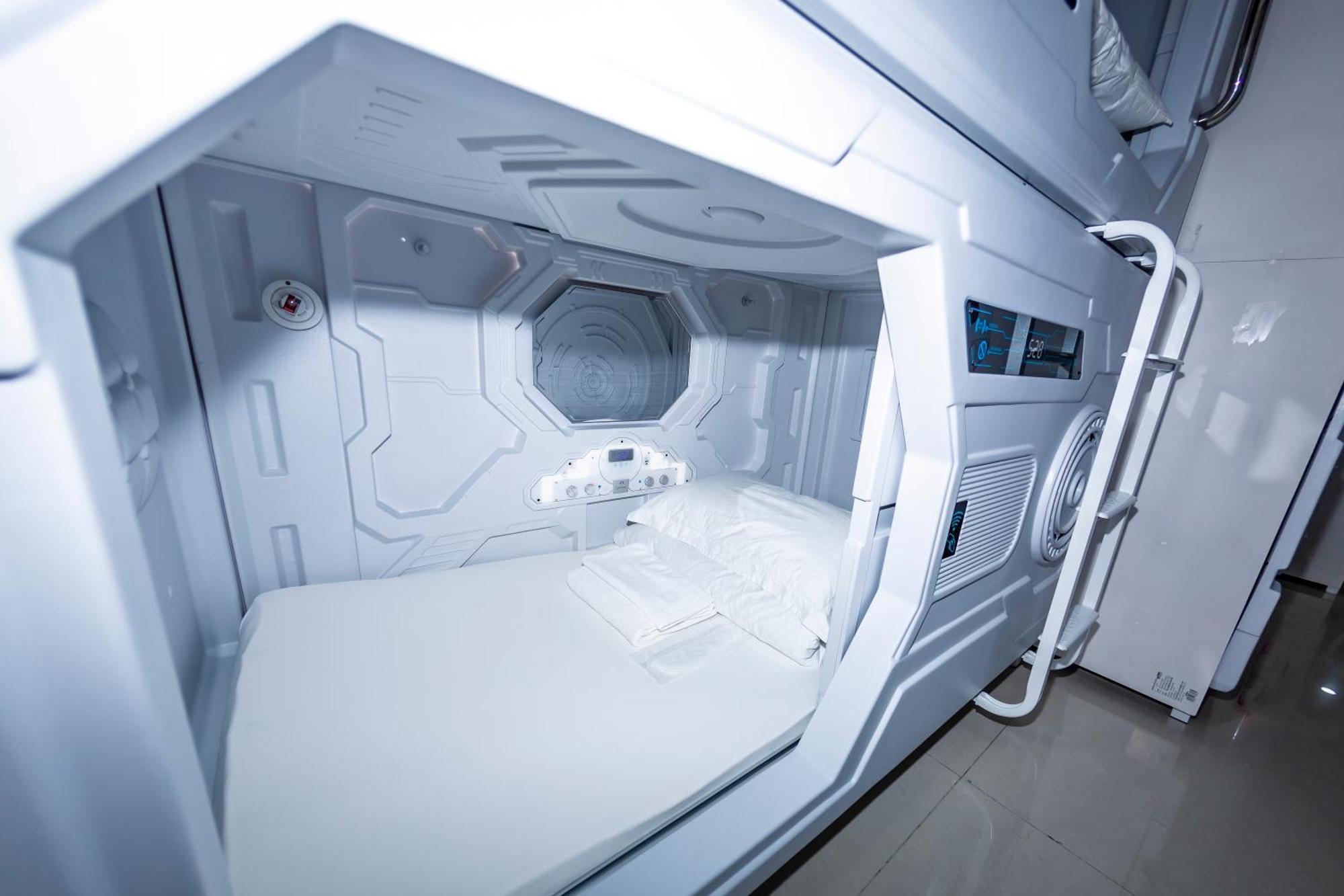 Kiwi Capsule Hotel Bangkok Eksteriør billede