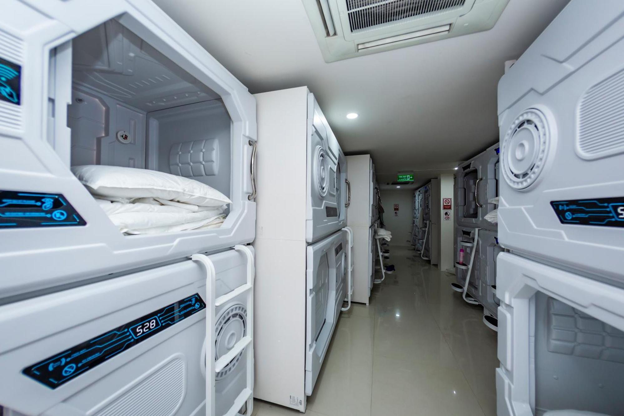 Kiwi Capsule Hotel Bangkok Eksteriør billede