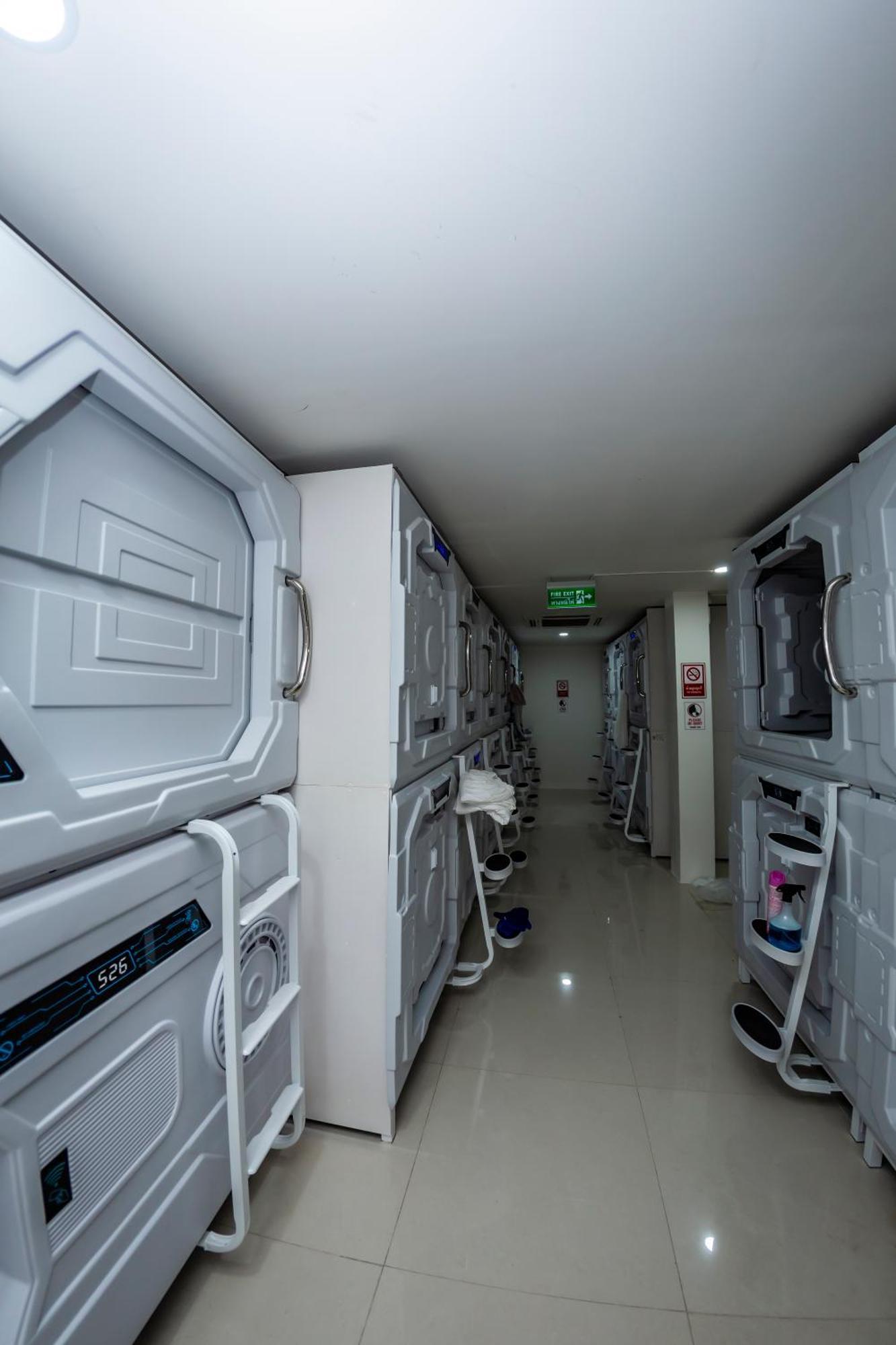 Kiwi Capsule Hotel Bangkok Eksteriør billede