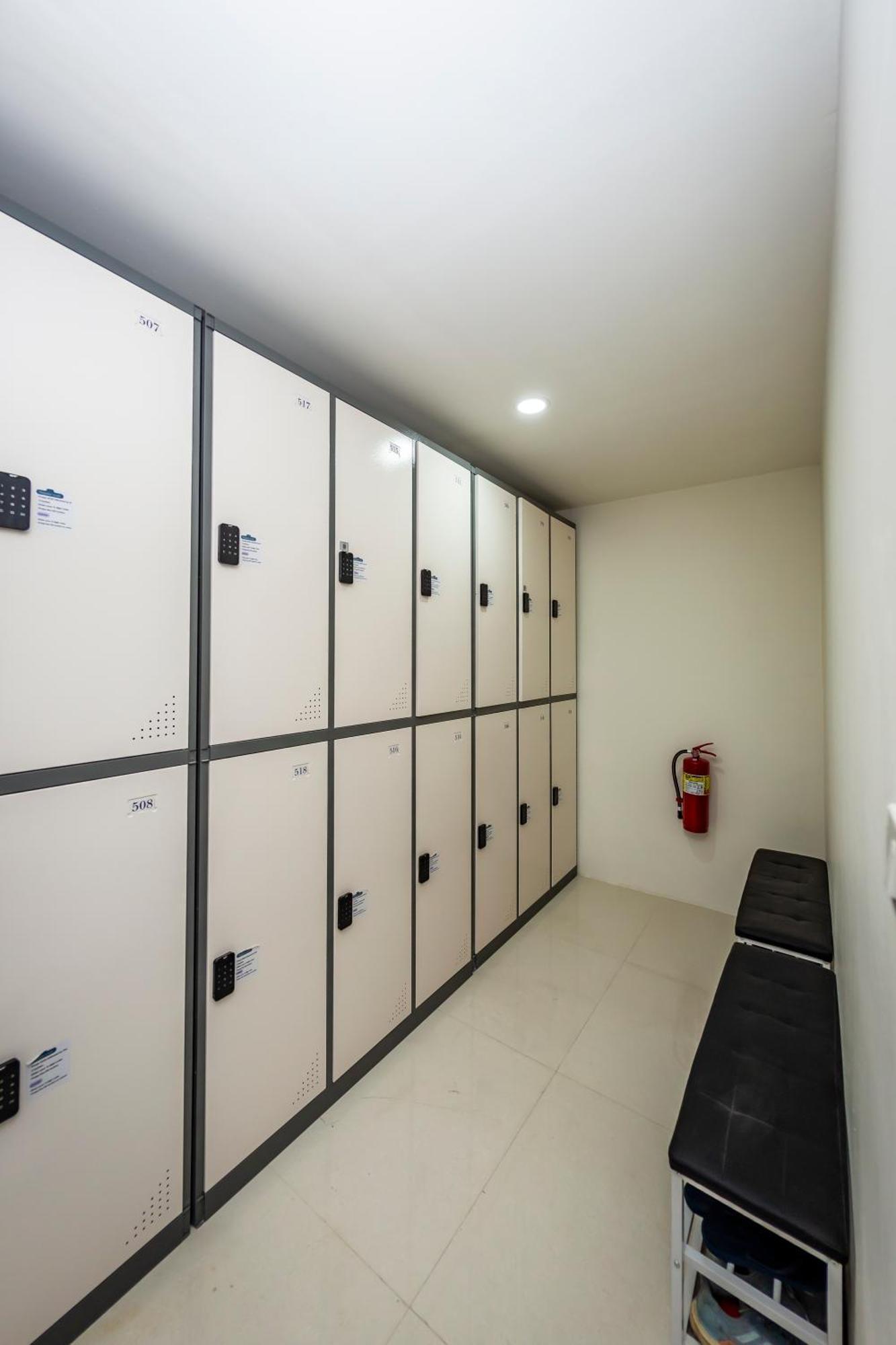 Kiwi Capsule Hotel Bangkok Eksteriør billede